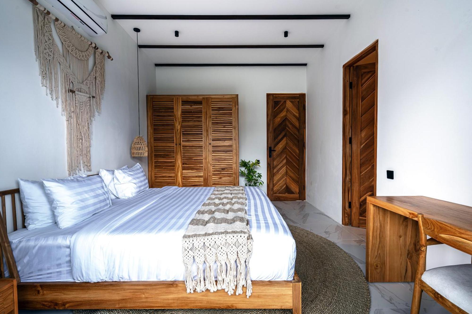 Blue Wave Luxury 3 Bedroom & Private Pool Villa Ubud